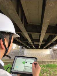 “紙”の野帳に書き入れるような直感操作